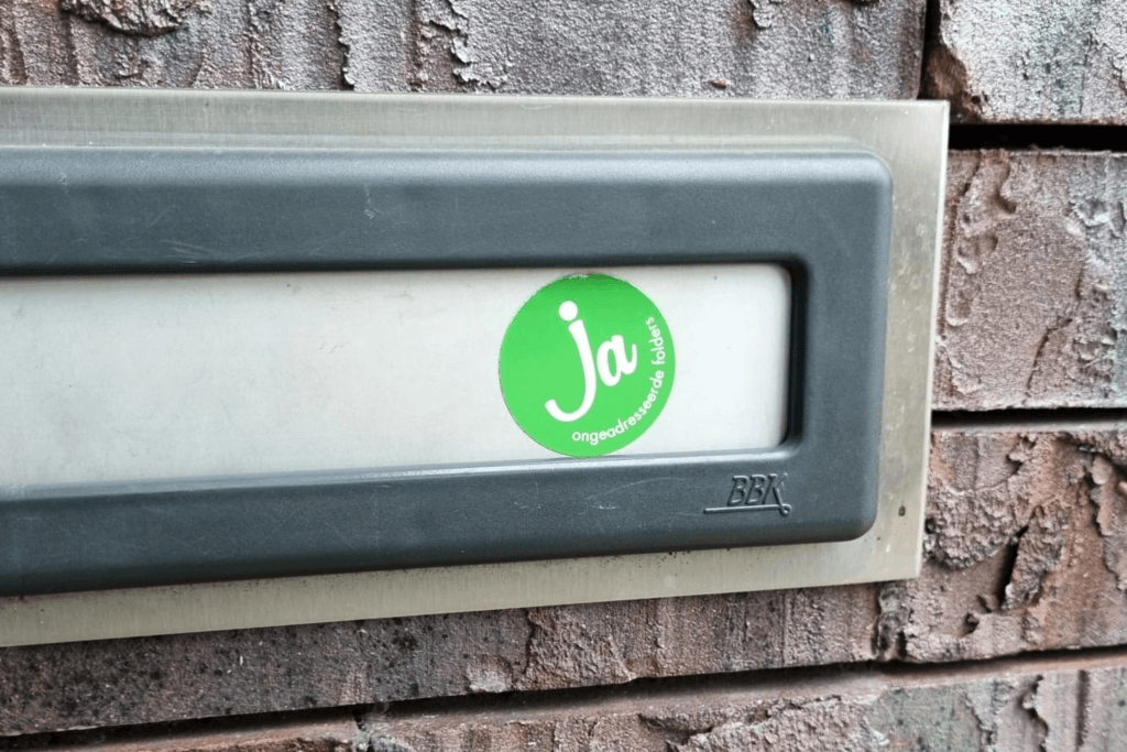 Ja-sticker op bus